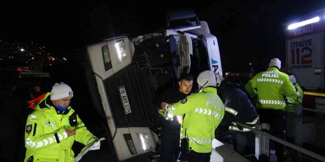 TEM çıkışında devrilen tırda sıkışan sürücü, itfaiye ekiplerince kurtarıldı