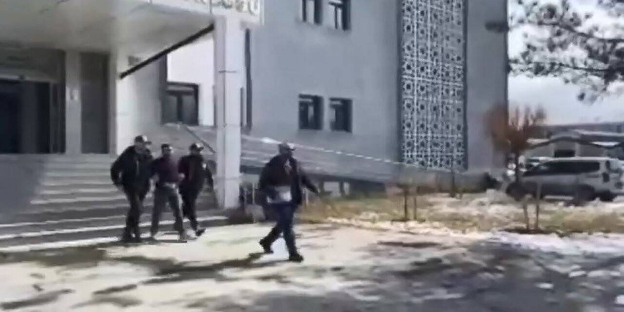 Van’da birçok suçtan aranan şahıs, saklandığı bazanın altına yakalandı