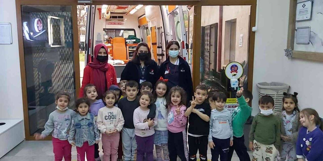 Egekent Hastanesi sağlık personelinden anaokulu öğrencilerine ambulans eğitimi