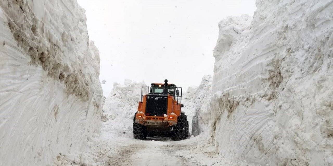 Yüksekova’da karla mücadele çalışmaları