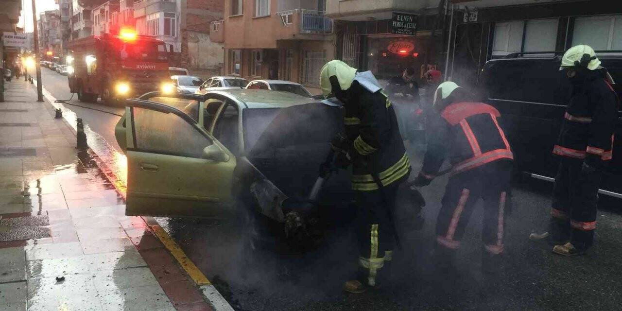 Hareket halindeki otomobil alev aldı