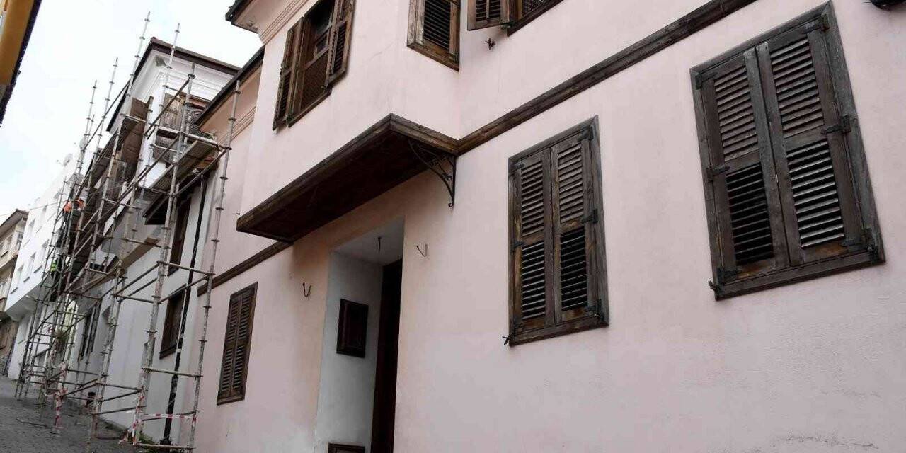 Kuşadası’nın iki tarihi evi kültür ve sanat merkezine dönüşüyor