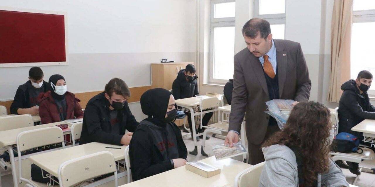 Vali Ayhan’dan öğrencilere kitap hediyesi
