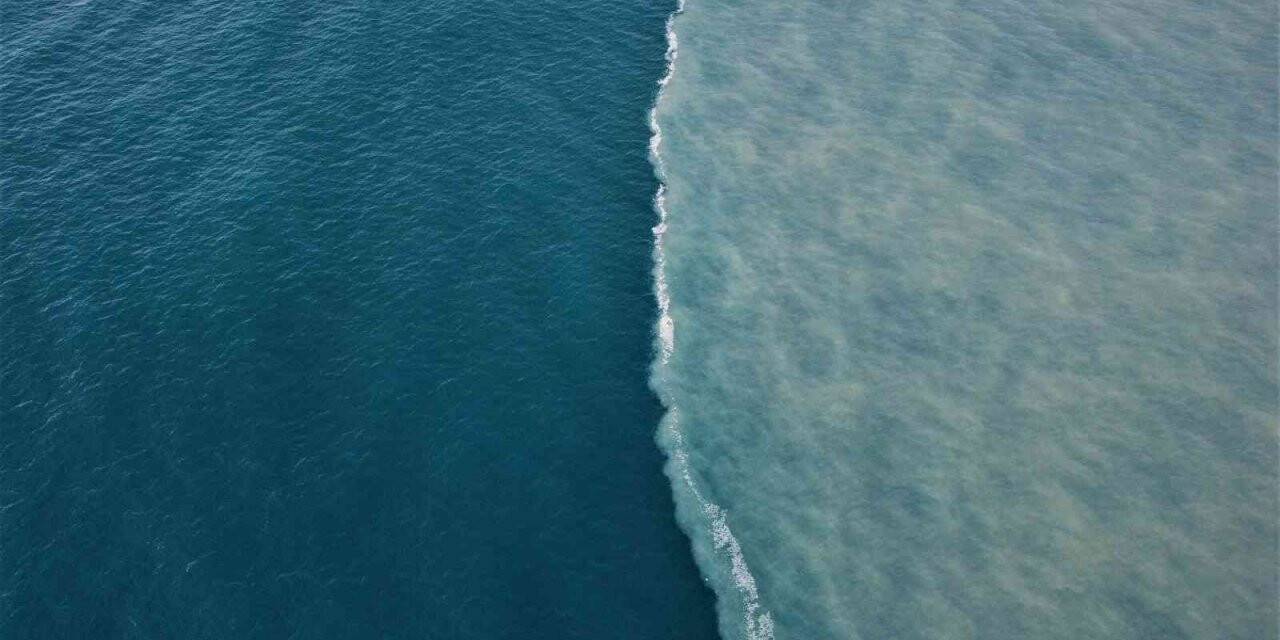 Mersin’de dere suyu, denizin rengini kahverengiye dönüştürdü