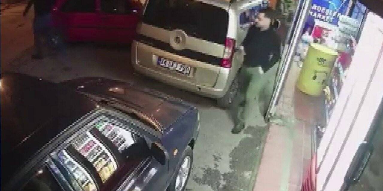 Maltepe’de virajı alamayan kadın sürücü market önündeki otomobile çarptı