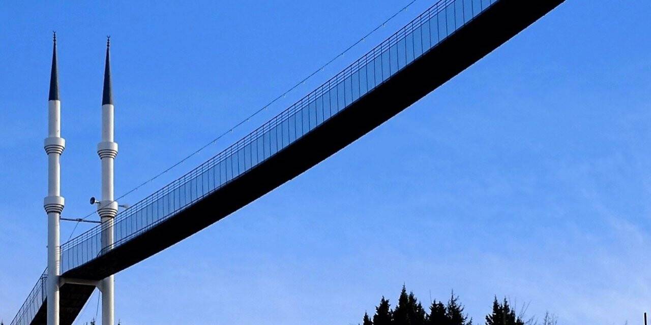 Kahramanmaraş’ta minareli köprüden görsel şölen