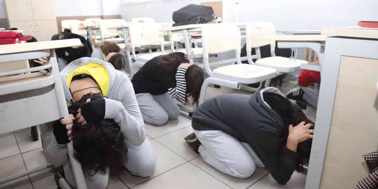 Kartal’daki okullarda gerçeğini aratmayan deprem tatbikatı yapıldı