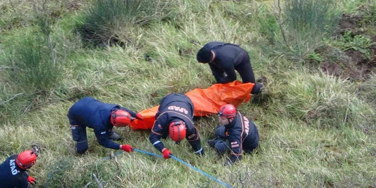 Sinop’ta kayalıklarda bulunan ceset bulunduğu yerden AFAD ekiplerince alındı