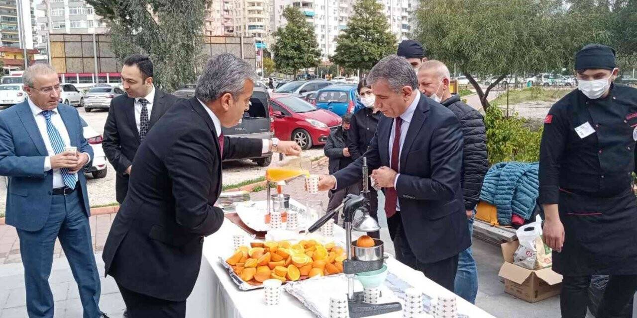 Adana’da ‘Sigara içme, portakal suyu iç’ etkinliği