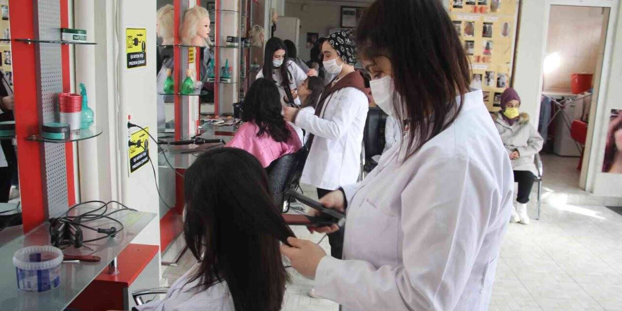 Elazığ’da öğrenciler okuyup meslek öğrenerek okul harçlıklarını çıkarıyor