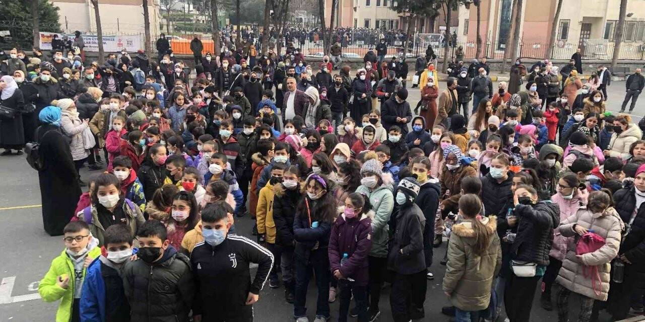 Zeytinburnu’nda Geleneksel Kitap Okuma Yarışması’nın 16’ncısı yapıldı