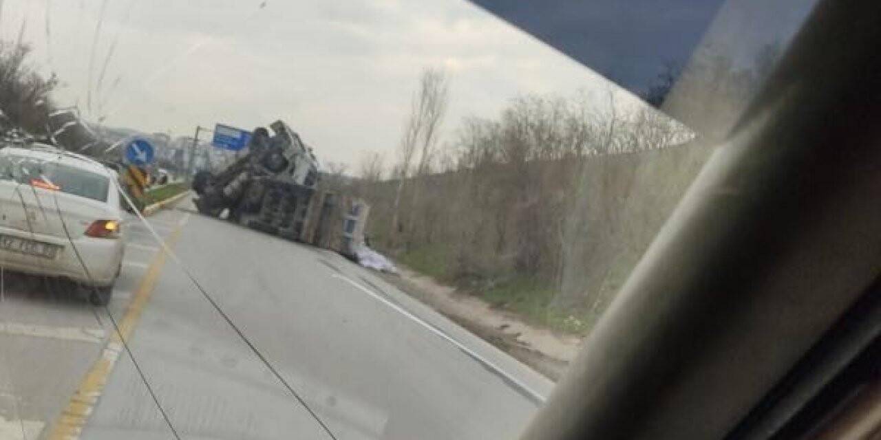 Kamyon kazası kameralara yansıdı