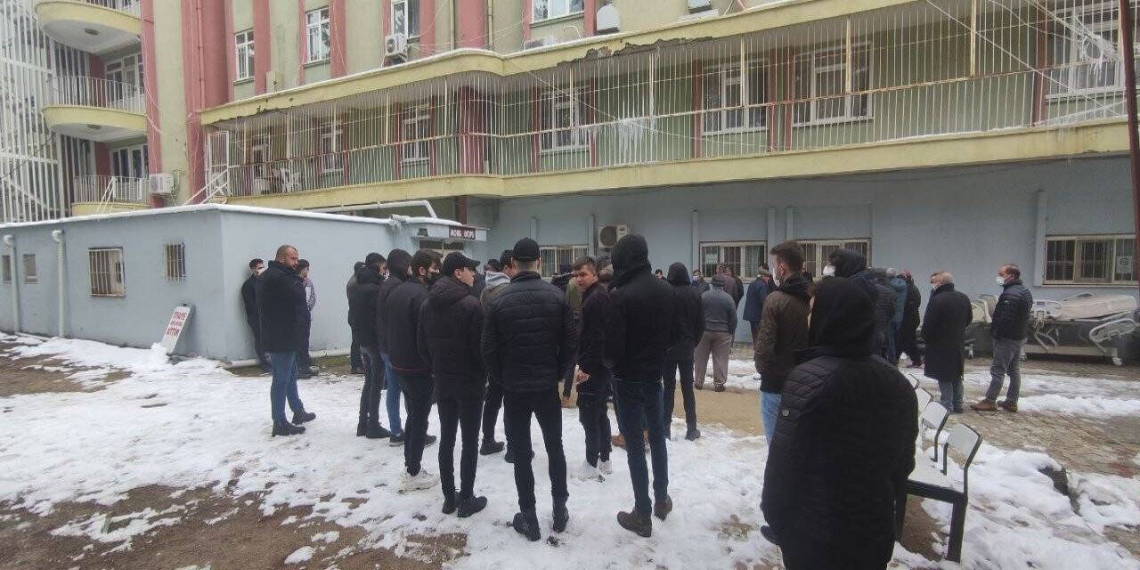 Kazada ölen gençlerin aileleri cenazeleri bekliyor