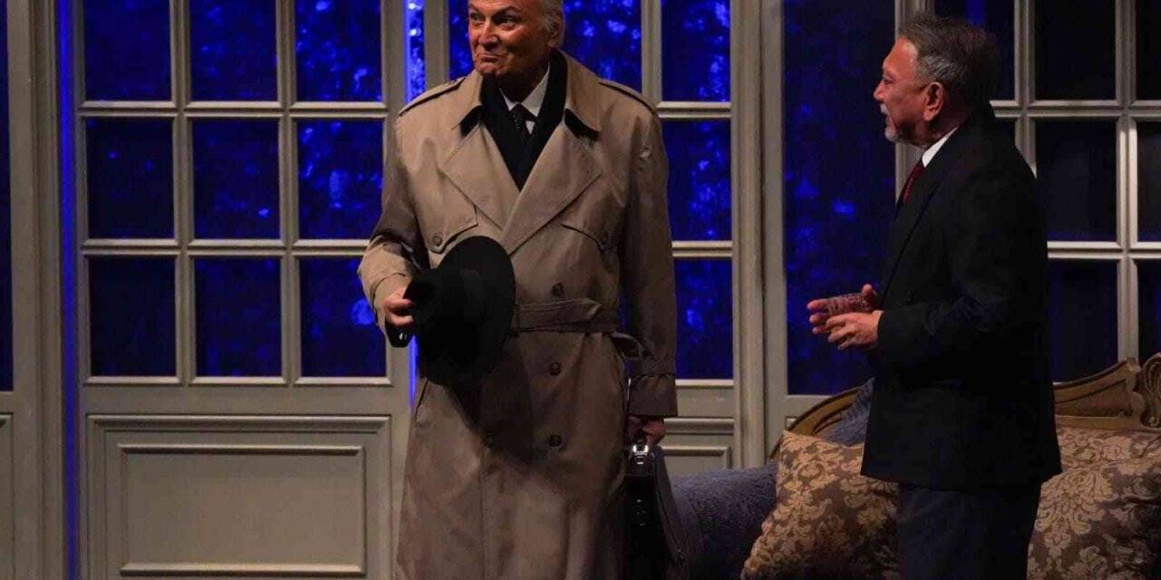 ’On Kişiydiler’ tiyatro oyunu ayakta alkışlandı