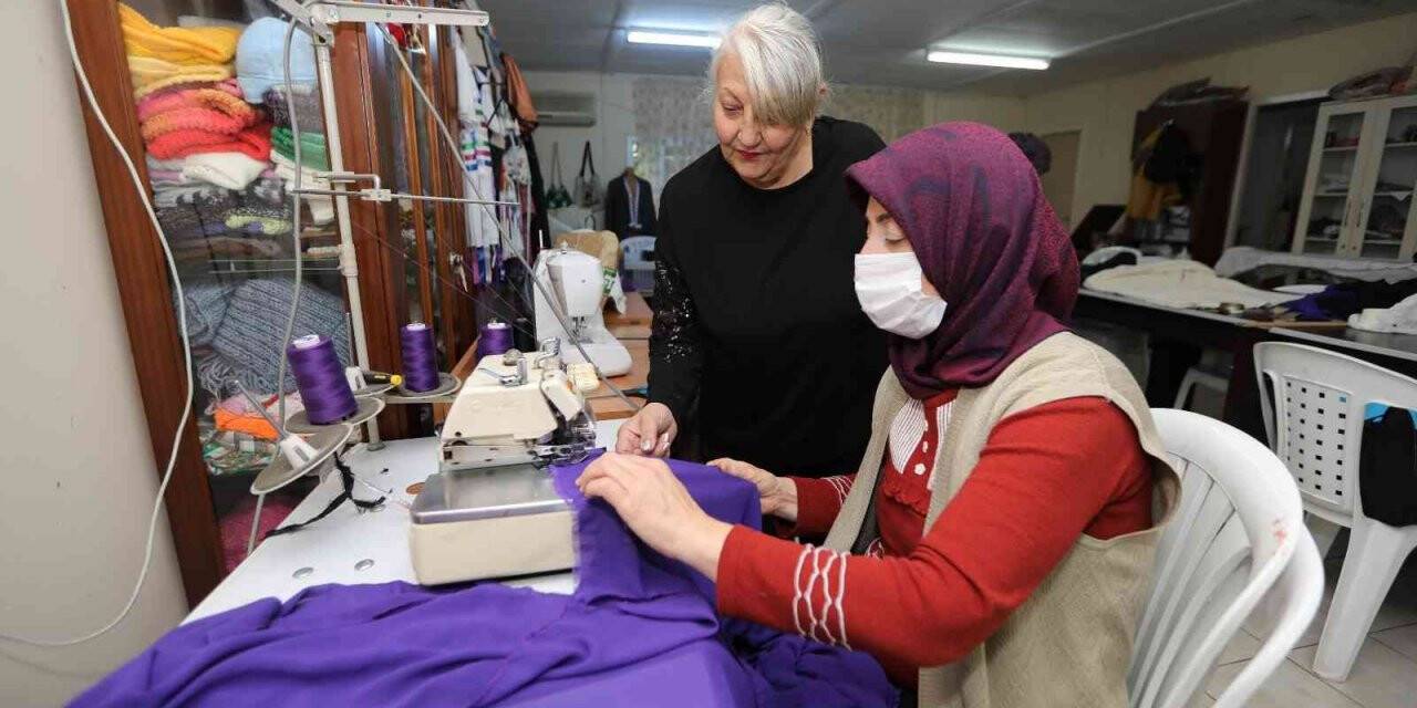 Gönüllü kadınlar 8 Mart için dikiyor