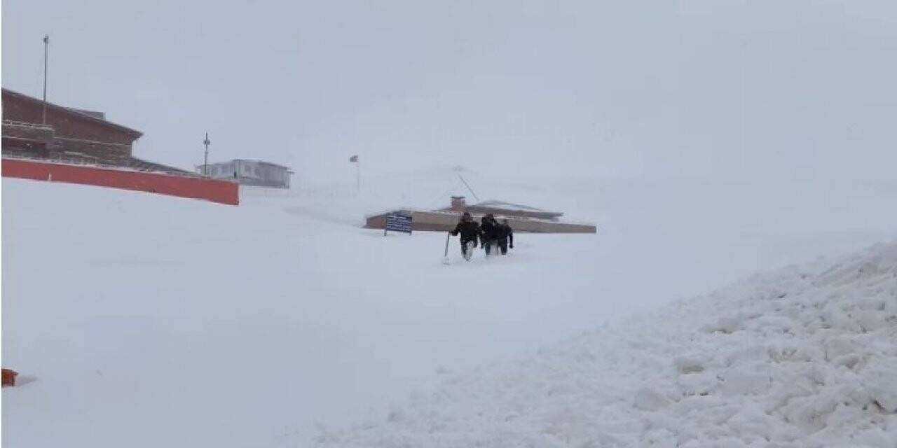 Hakkari’de 50 yerleşim yerinin yolu ulaşıma kapandı