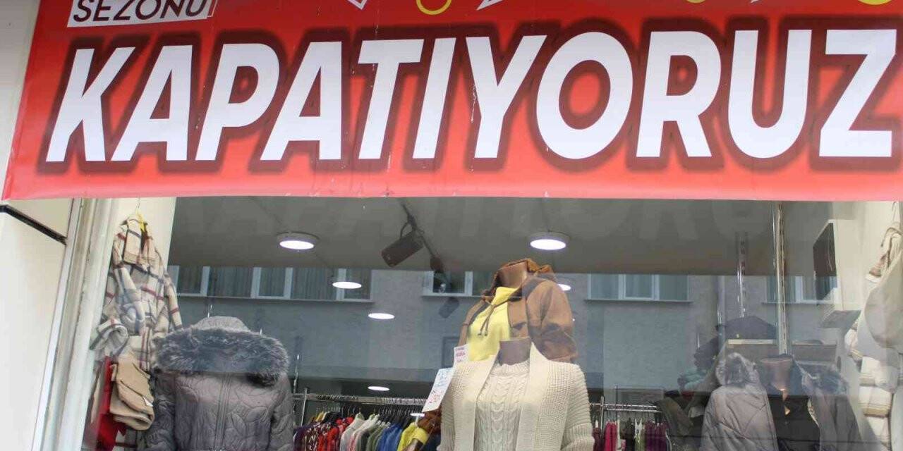 Yeni sezon için birçok esnaf kışlık ürünlerde indirim yapmaya devam ediyor