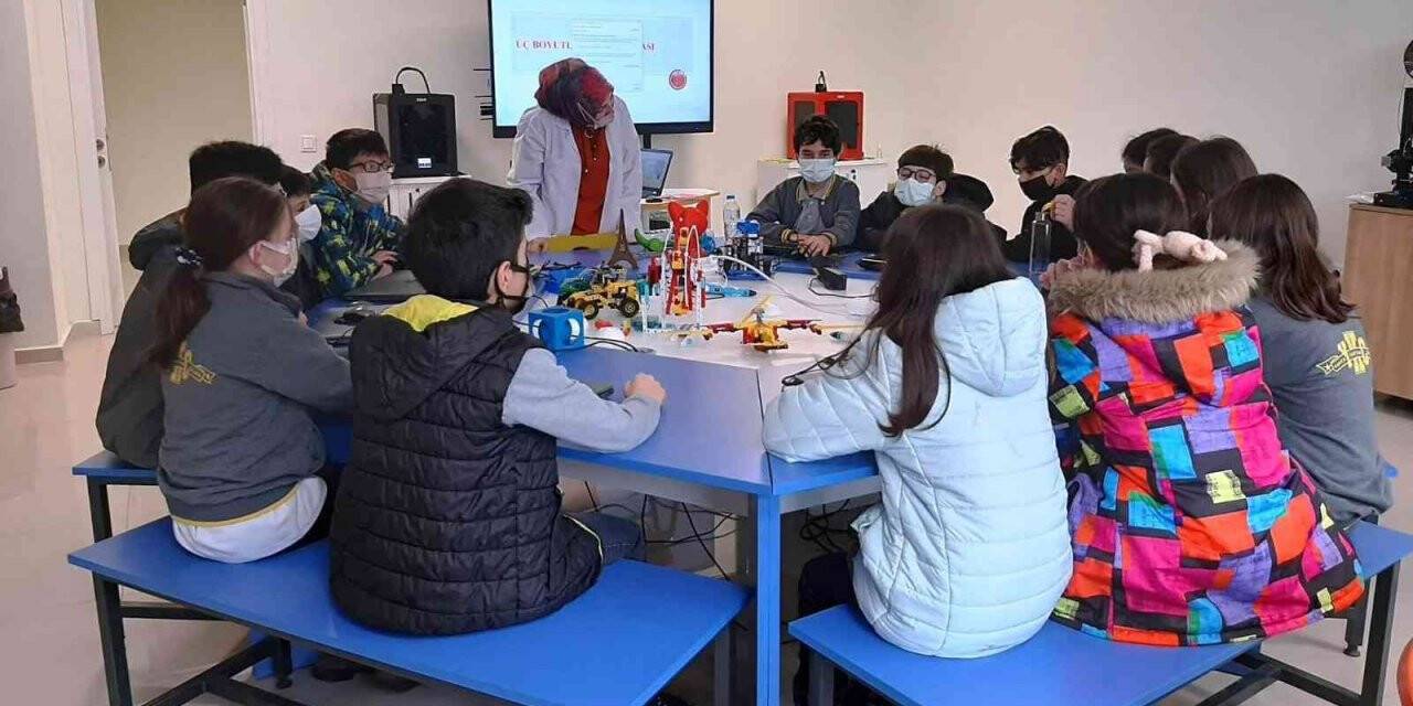 Öğrenciler atölyelerde hem öğreniyor hem eğleniyor