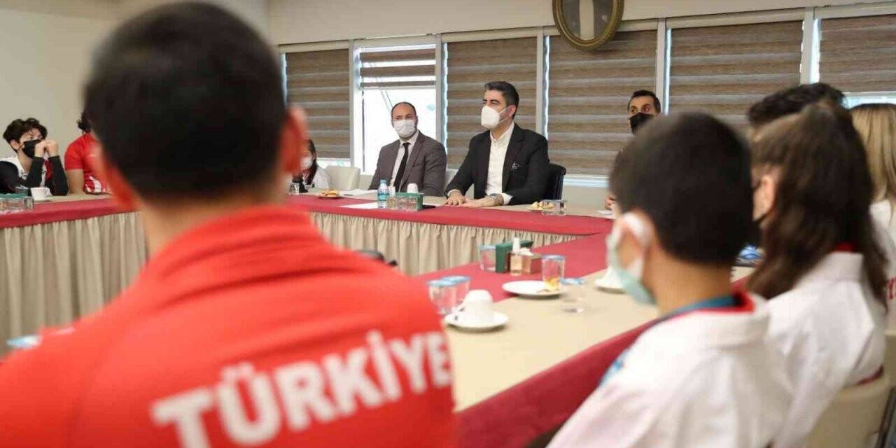Başkan Gökhan Yüksel ödüllü sporcularla bir araya geldi