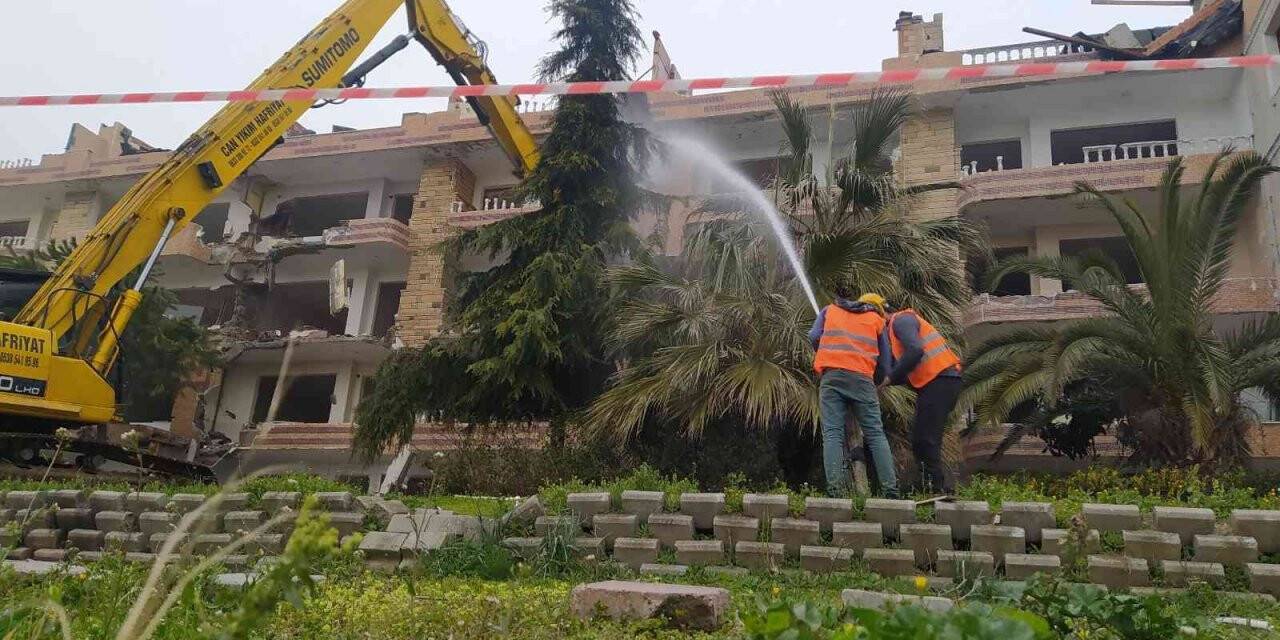 Büyükçekmece’de depreme dayanıklı olmayan binaların yıkımı sürüyor