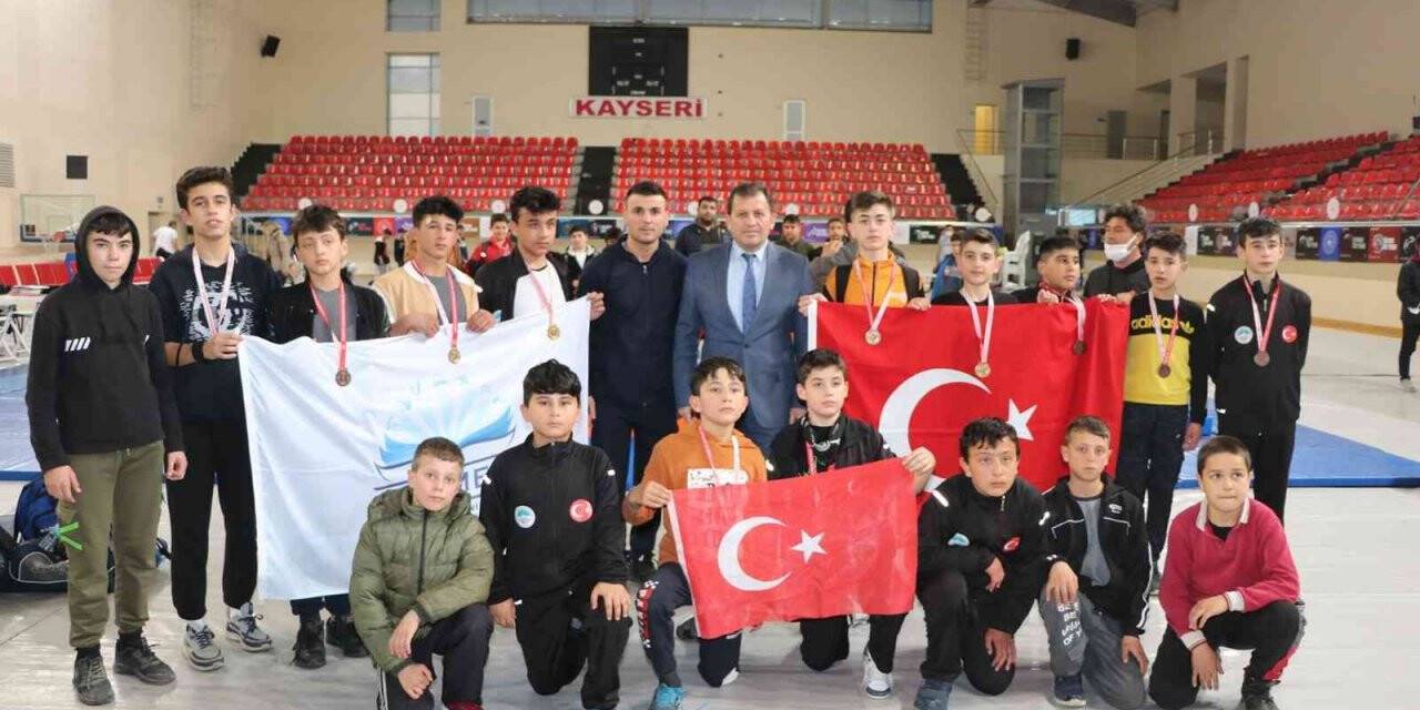 Okullar Arası Yıldız güreş müsabakaları tamamlandı