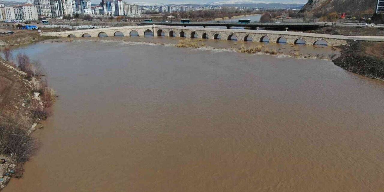 Kızılırmak’taki yüksek debi endişeyi umuda dönüştürdü