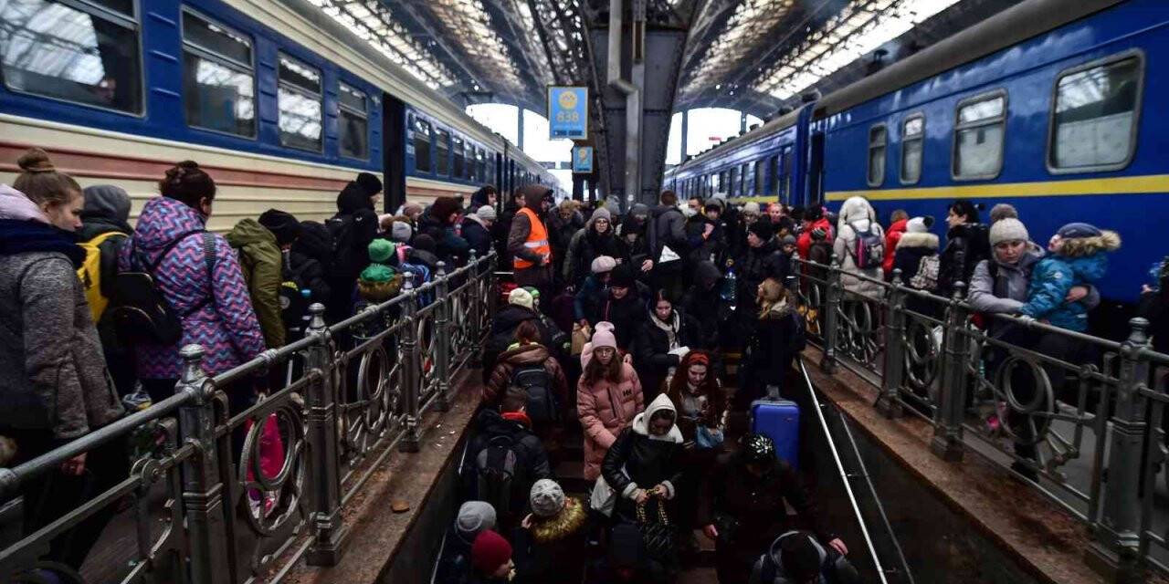 Lviv halkının, tren istasyonuna akını sürüyor