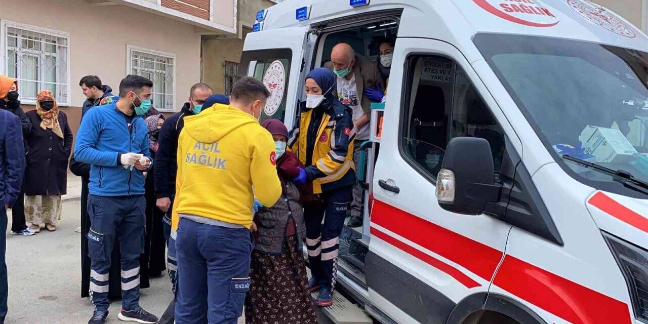 Binanın çatısı alevlere teslim oldu, 3 kişi dumandan etkilendi