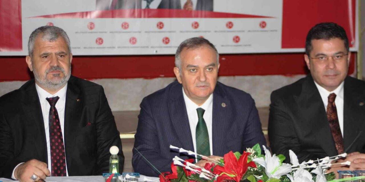 Sarıgöl’de MHP’ye katılan 50 üyeye rozet takıldı