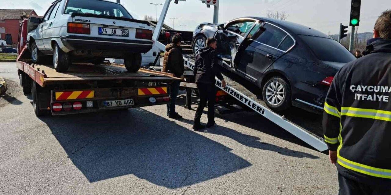 İki otomobil kavşakta çarpıştı: 5 yaralı