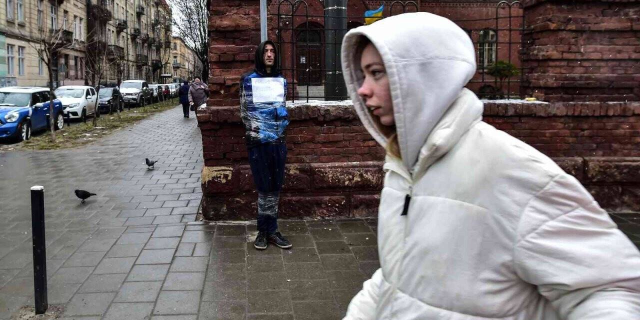 Lviv’de casus şüphelisi direğe bağlandı