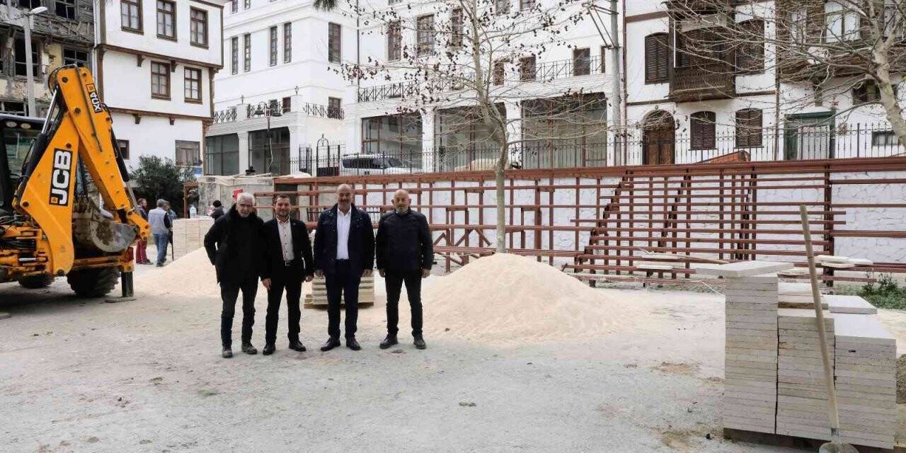 Taş Mektep avlusuna kavuşuyor