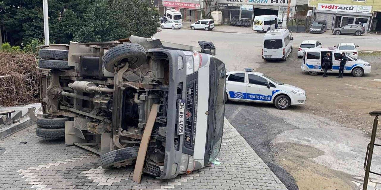 Dik yokuştan geri geri inmeye çalışan kamyonet devrildi: 2 yaralı