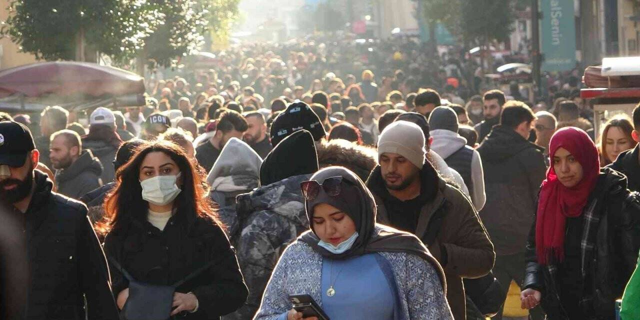 Güneşli havayı fırsat bilen vatandaşlar İstiklal Caddesi’ne akın etti