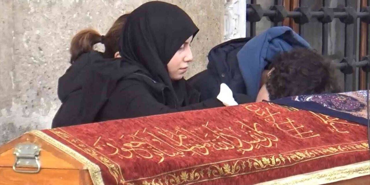 İstanbul’da sır ölüm, gözyaşlarıyla toprağa verildi