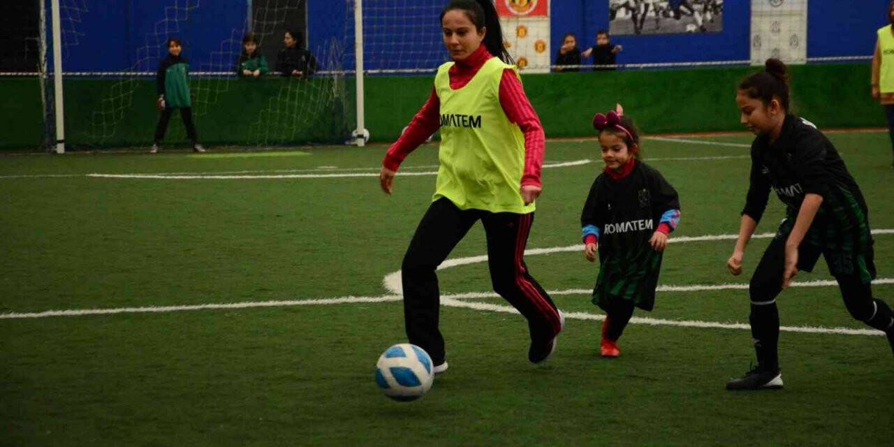 Anneler, futbolcu kızları için yeşil sahada ter döktü