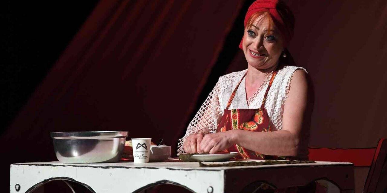 ‘Sardunya Kokan Kadınlar’ oyunu Mersinlilerle buluştu