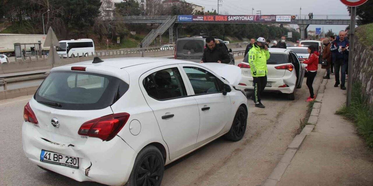 3 otomobil birbirine girdi: 2 yaralı