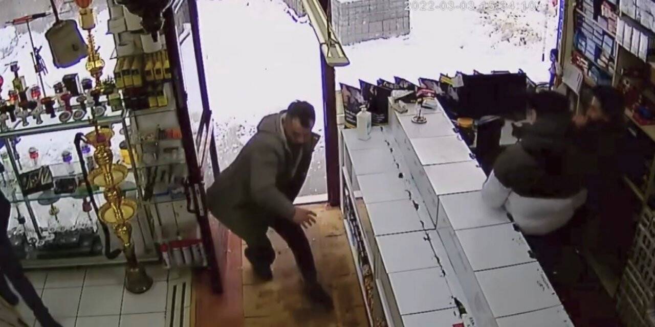 Isparta’da çatıdan düşen kar kütlesinin altında kalmaktan son anda kurtuldu