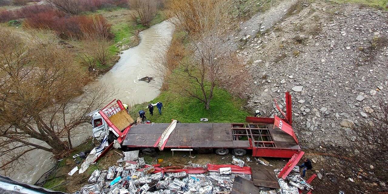 Kontrolden çıkan tır Gediz Nehri’ne uçtu: 1 yaralı