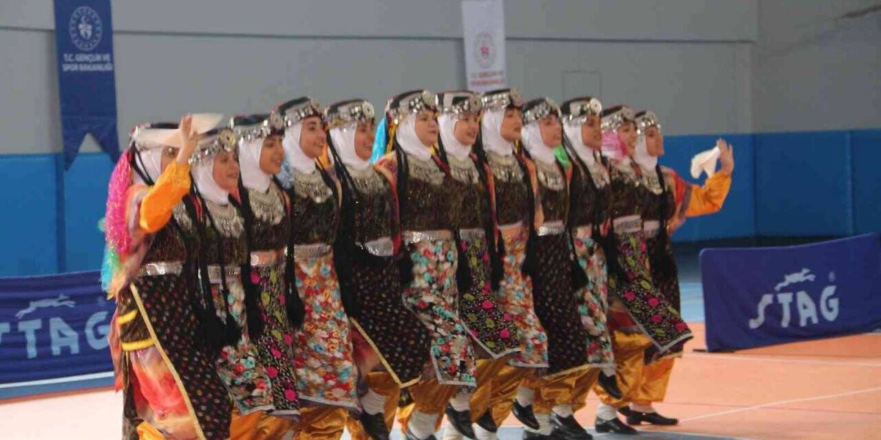 Tatvan’da halk oyunları yarışması şölen havasında başladı