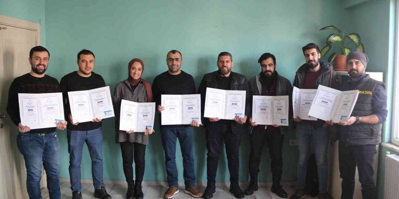 Ticari pilot eğitimi alan gazetecilere sertifika ve ehliyetleri verildi