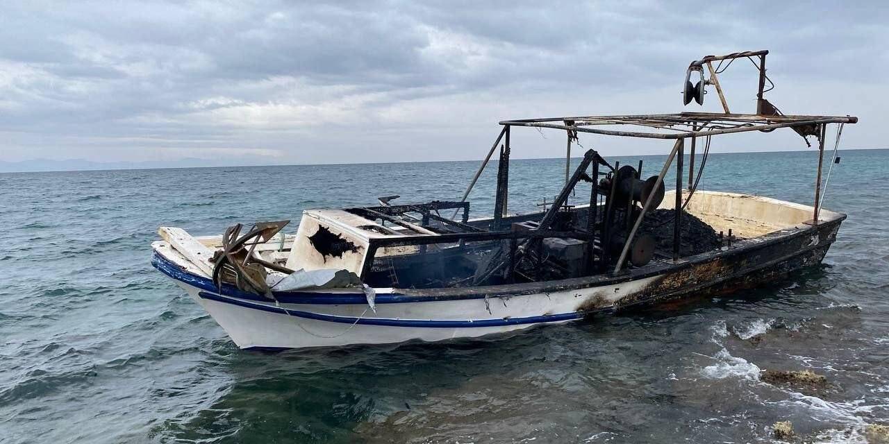 Didim’de teknesi yanan kaptanı Sahil Güvenlik ekipleri kurtardı
