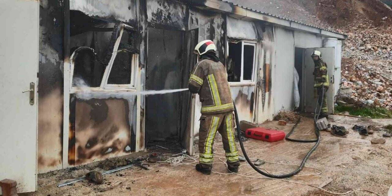 Orhaneli’de şantiye işçilerinin yatakhanesinde korkutan yangın