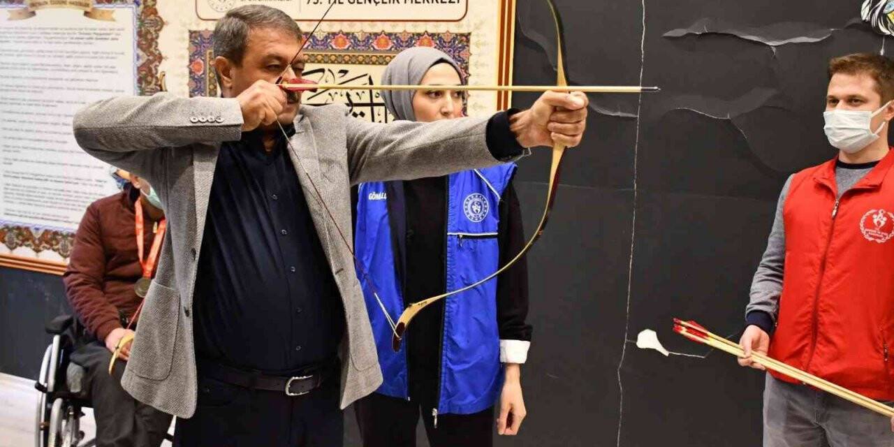 Vali Hasan Şıldak Gençlik Merkezini ziyaret etti