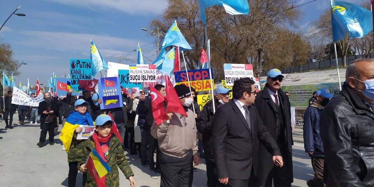 Konya’da yaşayan Kırım Türkleri ve Ukraynalılar savaşın durması için yürüdü