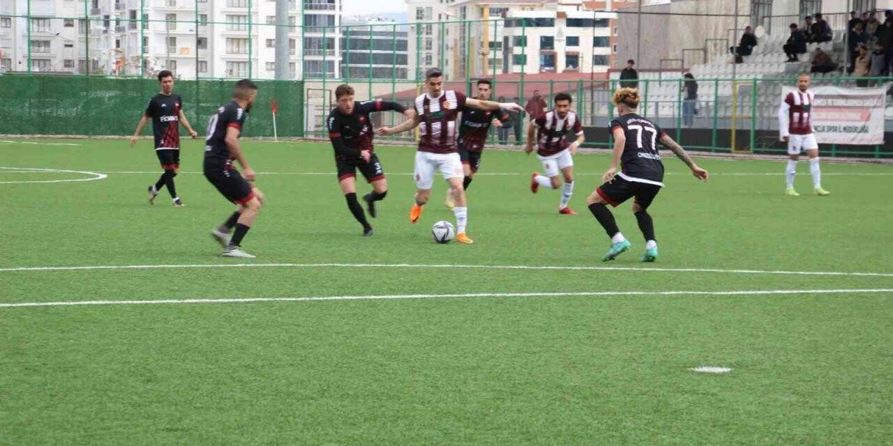 Kırmızı karta sinirlenip, takımı sahadan çektiler