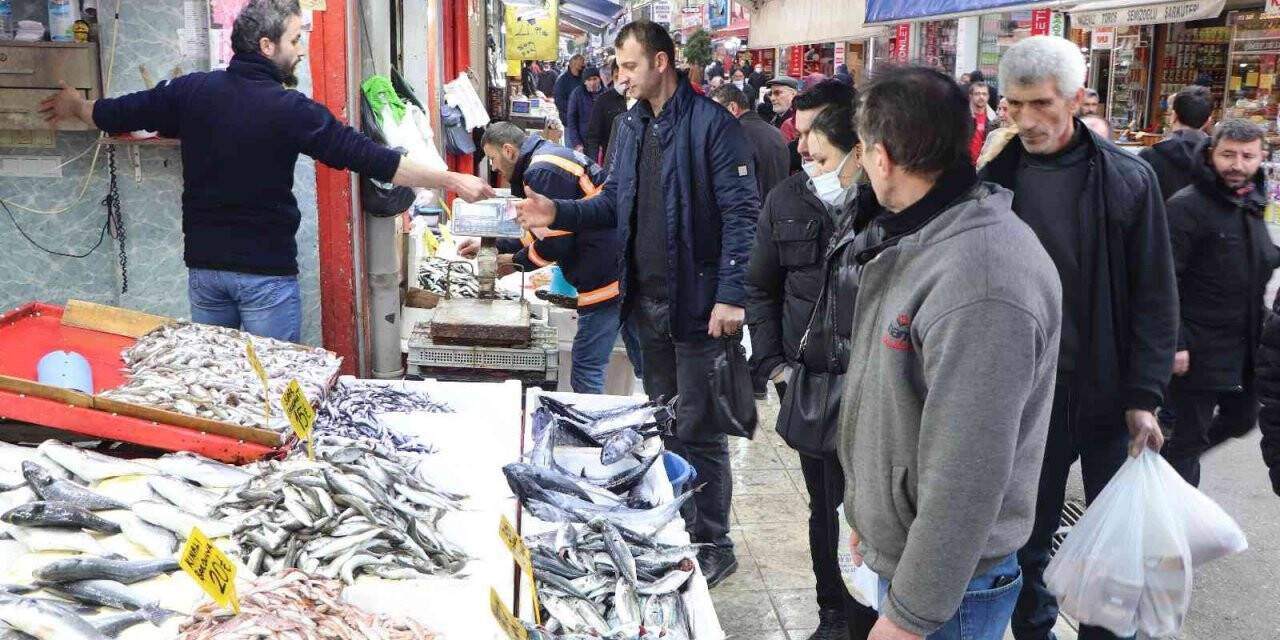 Balık tezgâhlarında en çok rağbeti hamsi, istavrit ve mezgit görüyor