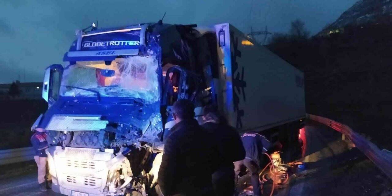 Bitlis’te iki tır kafa kafaya çarpıştı: 1 yaralı