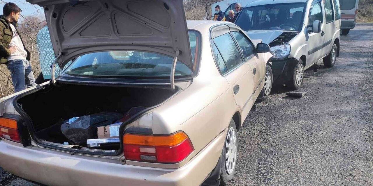 Zonguldak’ta iki otomobil kafa kafaya çarpıştı: 2 yaralı